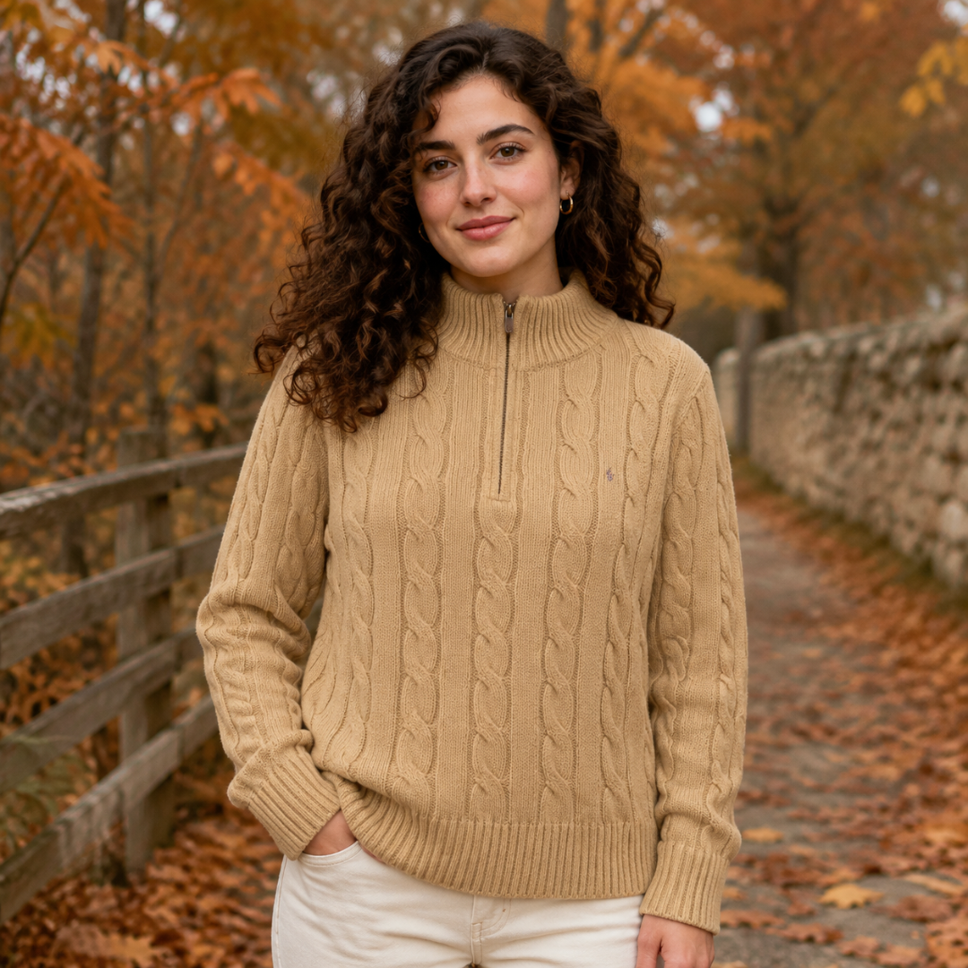 Pull femme beige en maille torsadée, col montant et fermeture demi-zip devant