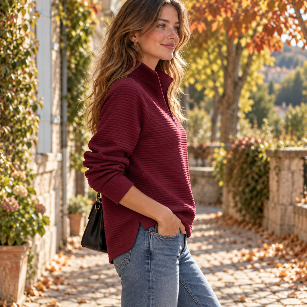 Vue de profil du pull femme rouge côtelé, col montant relevé et manches longues
