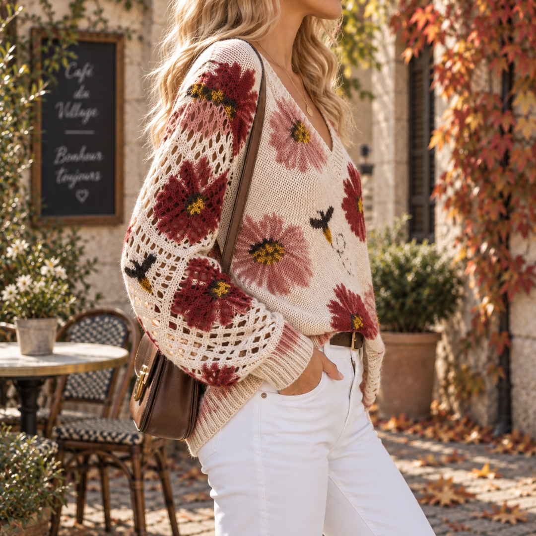 Vue de profil du pull femme fleuri rouge avec manches ajourées volumineuses
