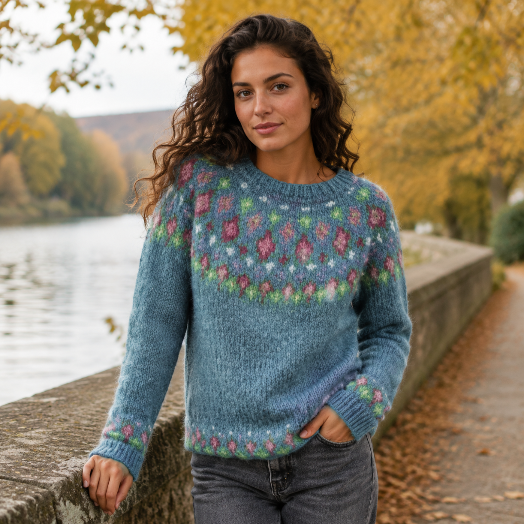 Pull femme bleu en maille avec motifs fleuris roses et col rond côtelé