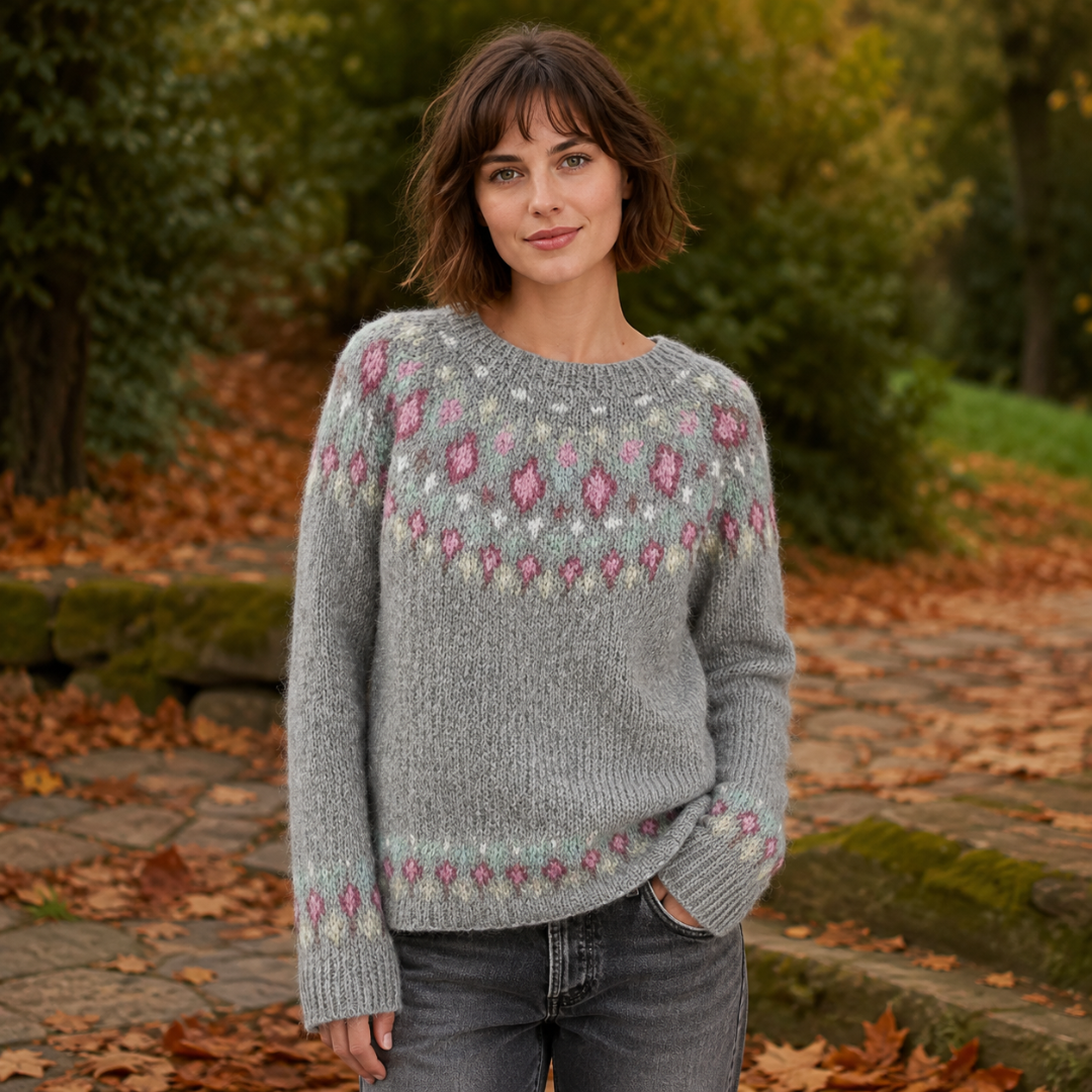 Pull femme gris avec motifs losanges roses et verts autour du col