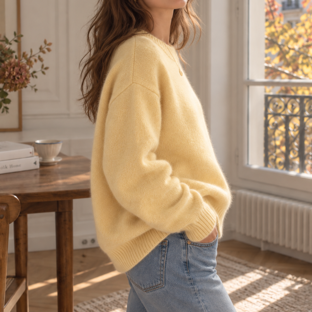 Vue de profil du pull femme jaune, manches longues et base côtelée
