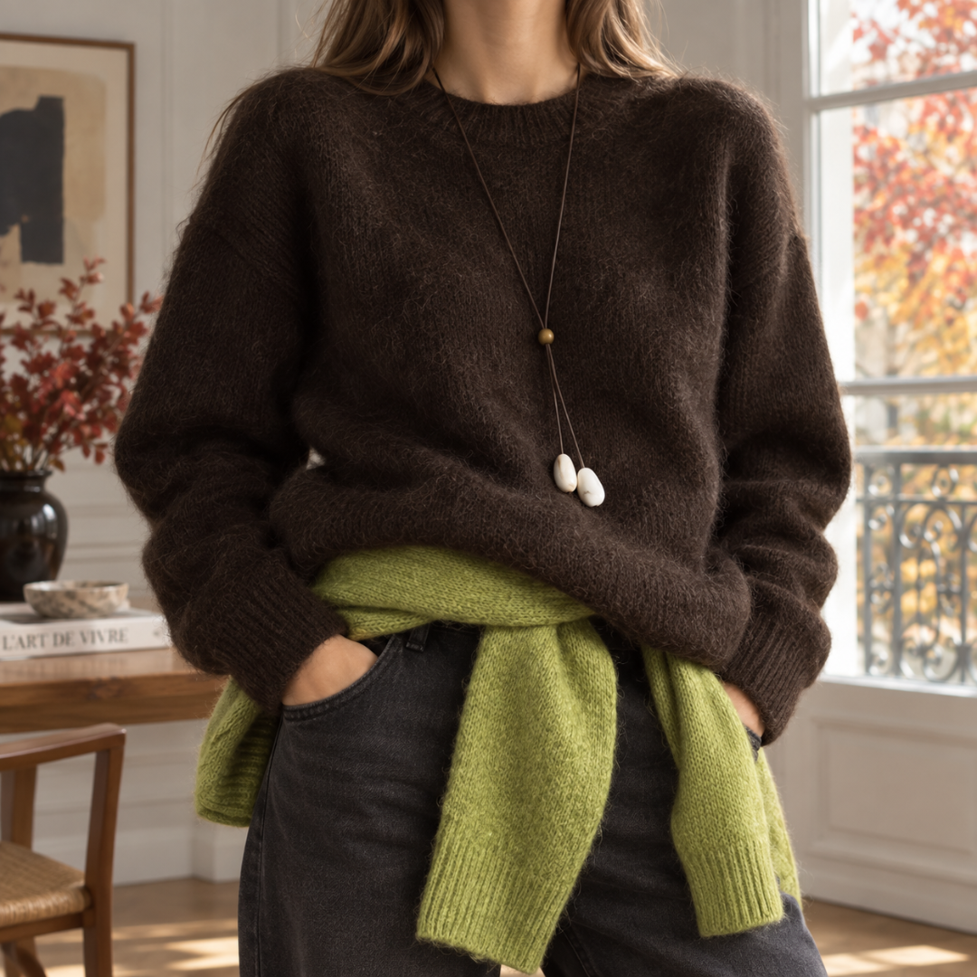 Pull femme marron à col rond et poignets côtelés porté avec un pantalon foncé