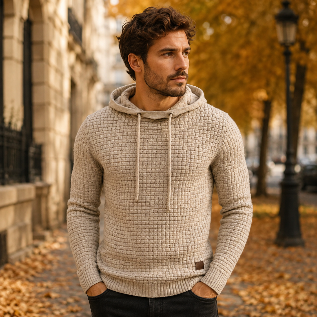 Pull homme beige à capuche, maille texturée quadrillée et bas côtelé, en rue parisienne