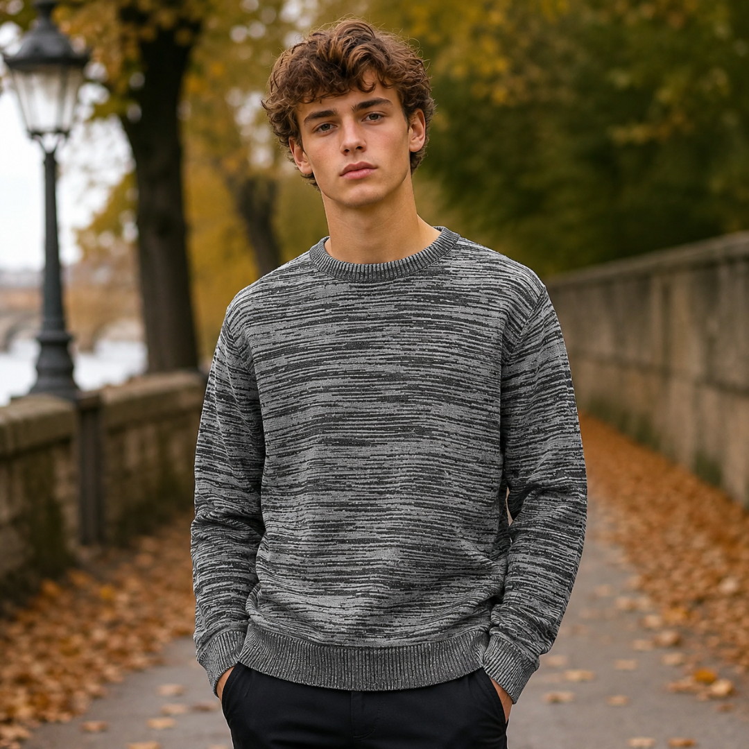 Pull homme gris foncé chiné, encolure ronde nervurée et poignets côtelés en extérieur