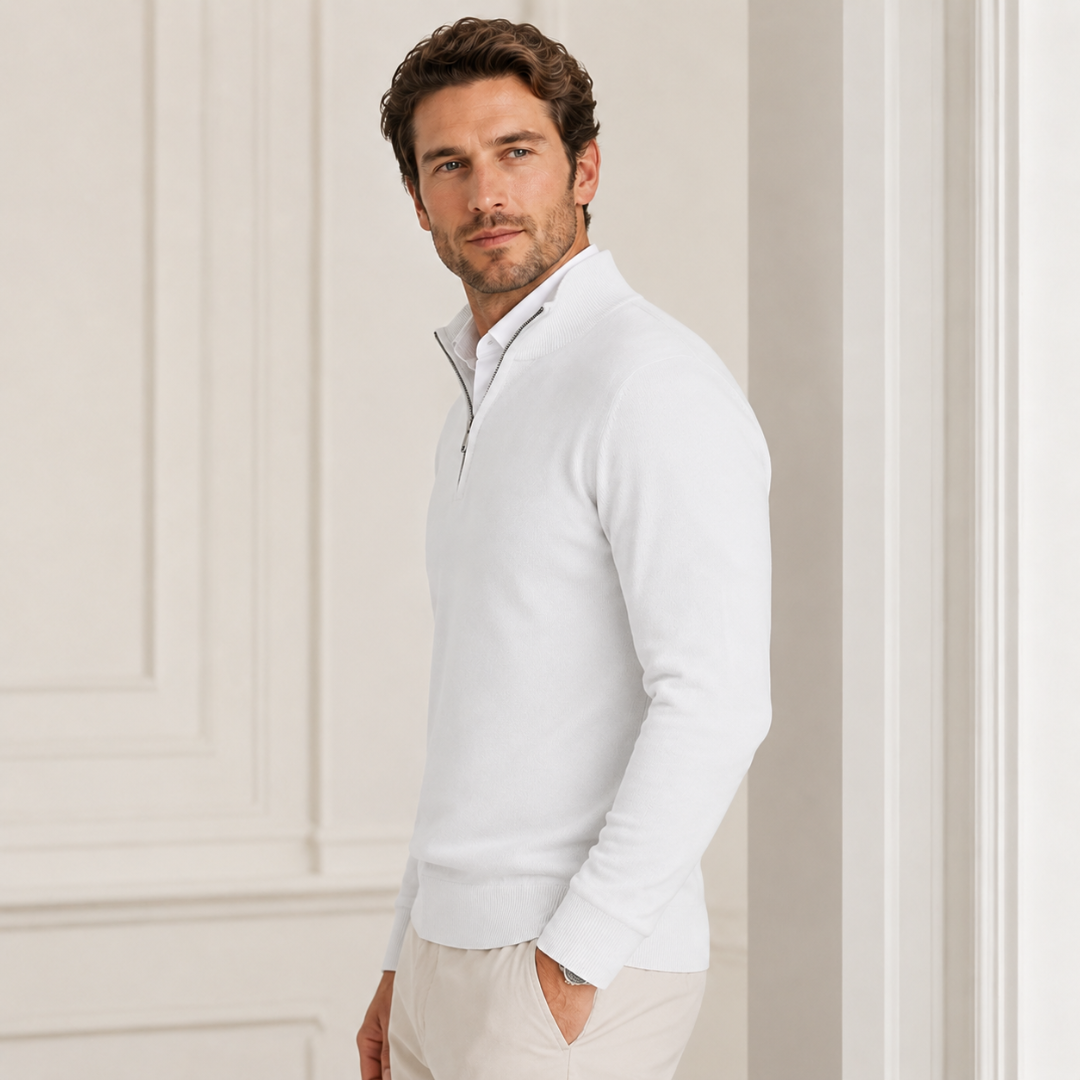 Pull homme blanc demi-zip vu de profil, épaule structurée et manche longue côtelée