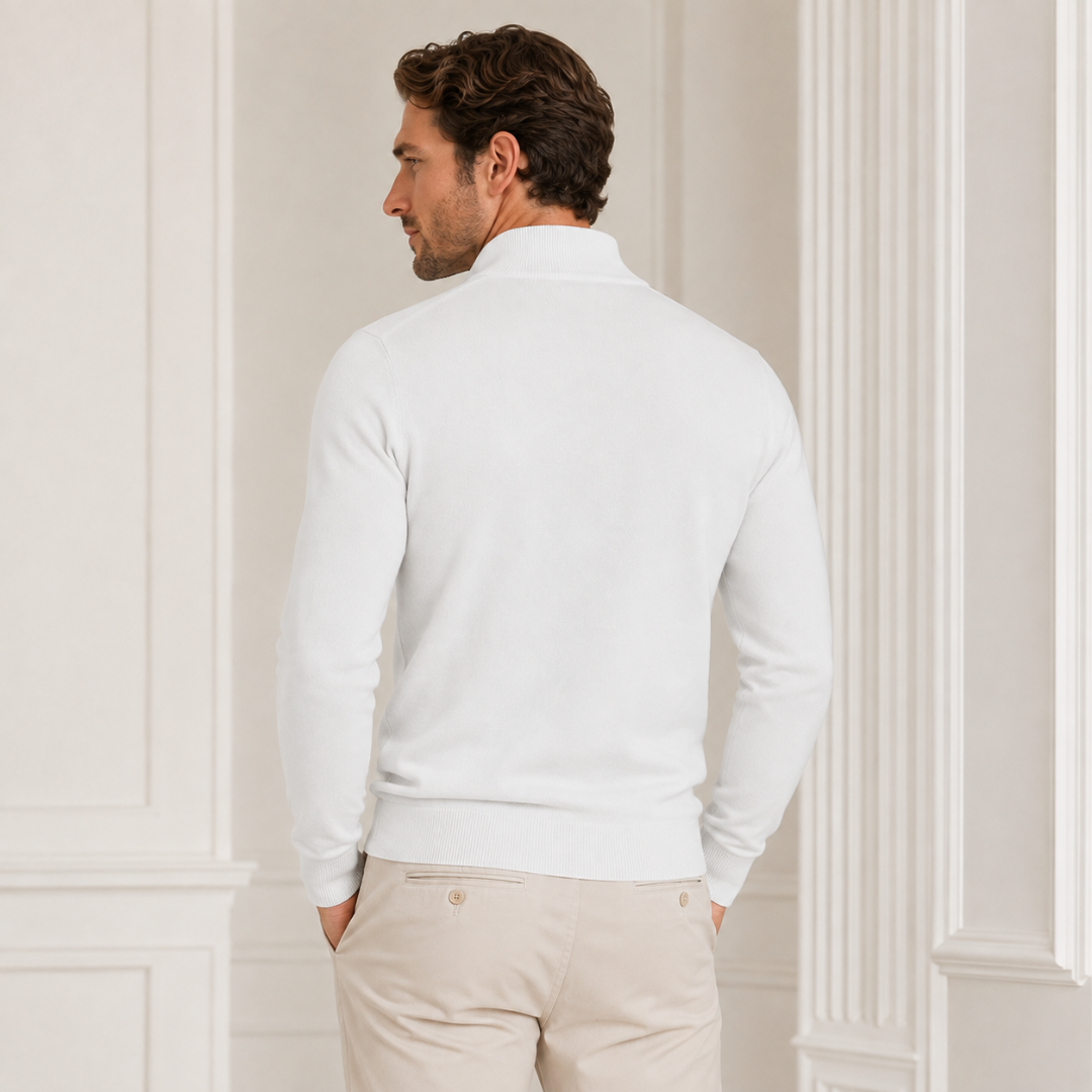 Dos d'un pull homme blanc à col montant, bas côtelé et coutures nettes