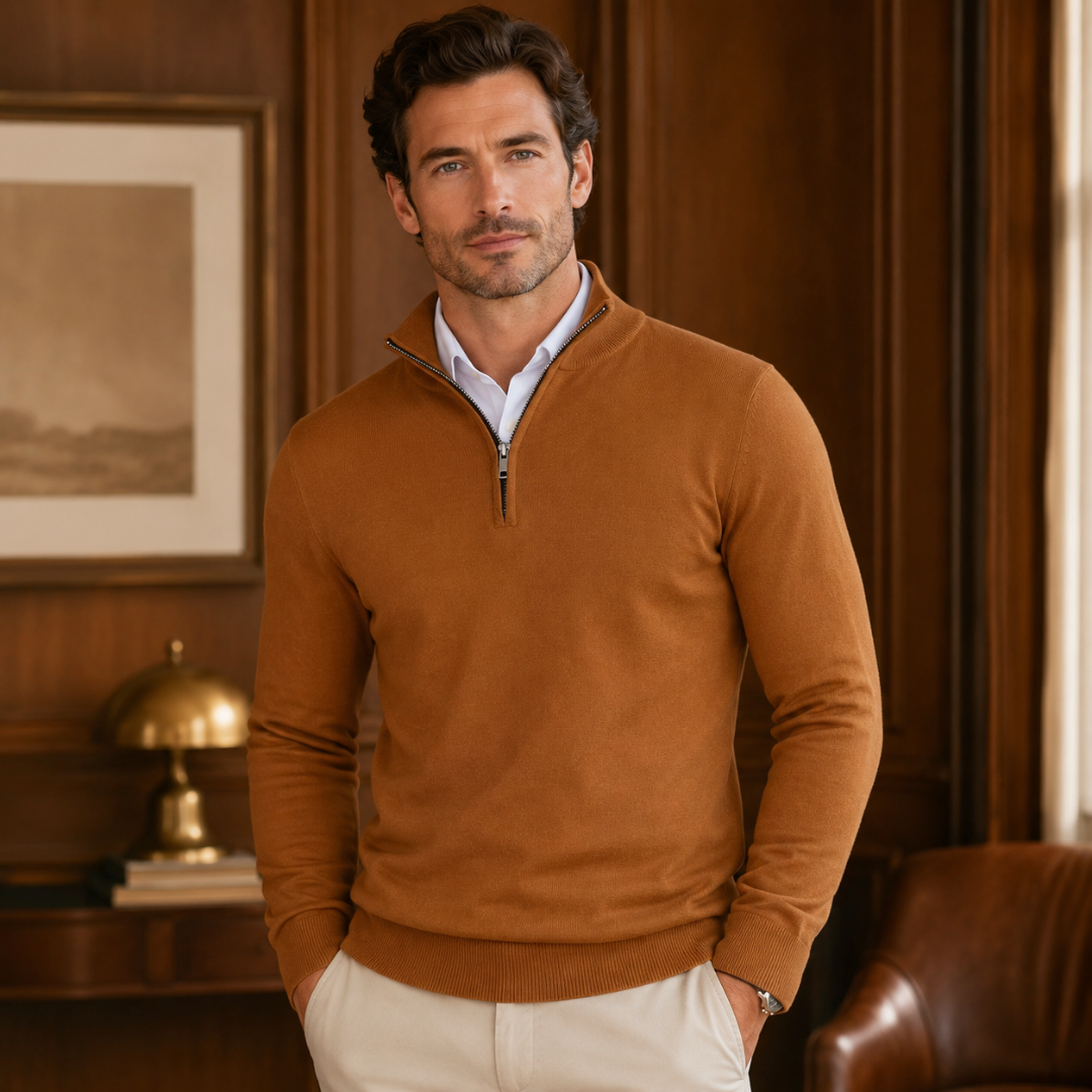 Pull homme marron caramel demi-zip, col montant relevé sur une chemise blanche