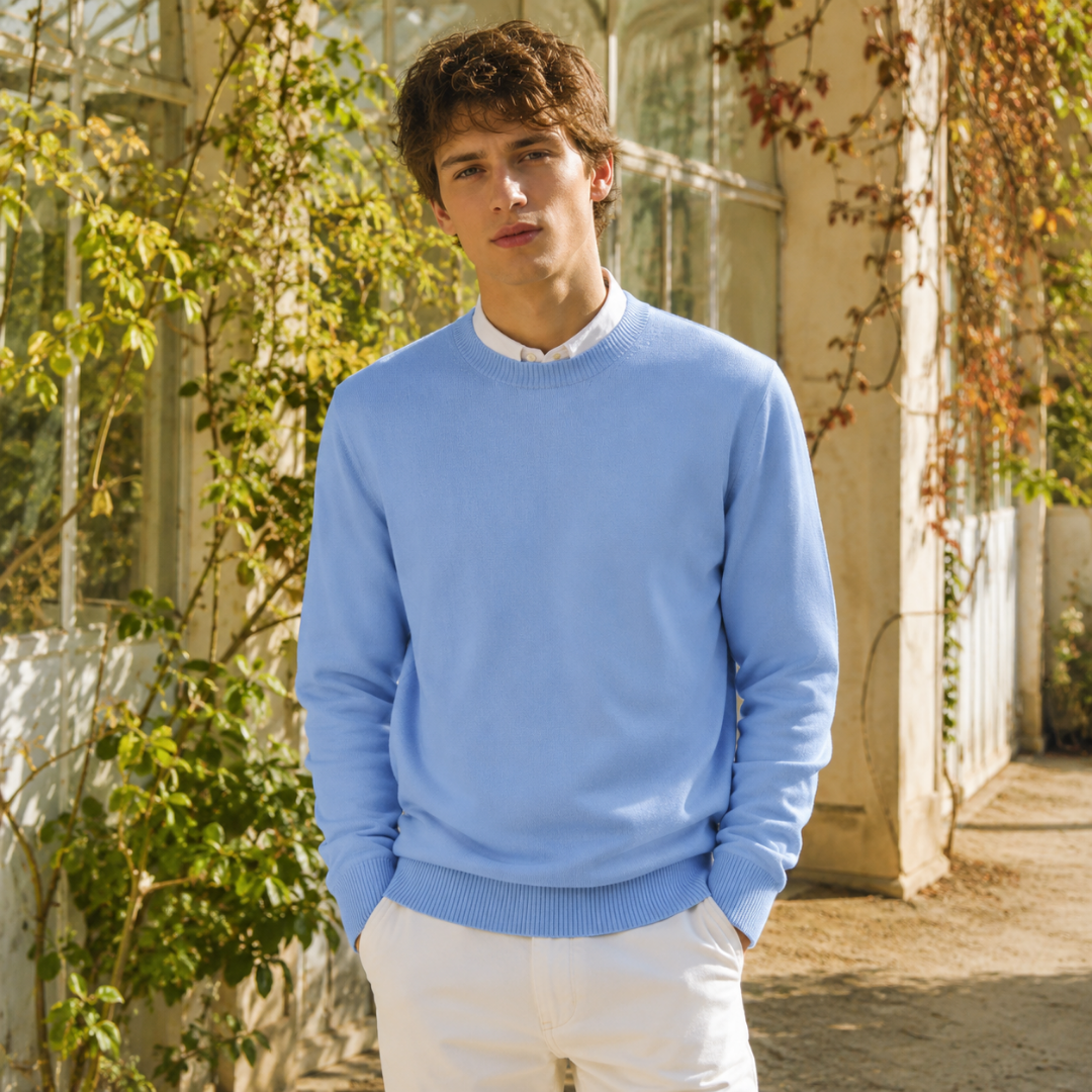 Pull homme bleu pastel à col rond, manches longues et poignets côtelés