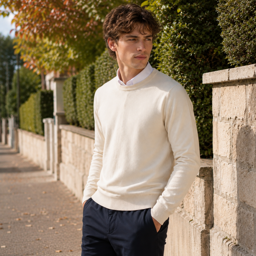 Pull homme crème en maille fine, col rond bordé d'une côte souple