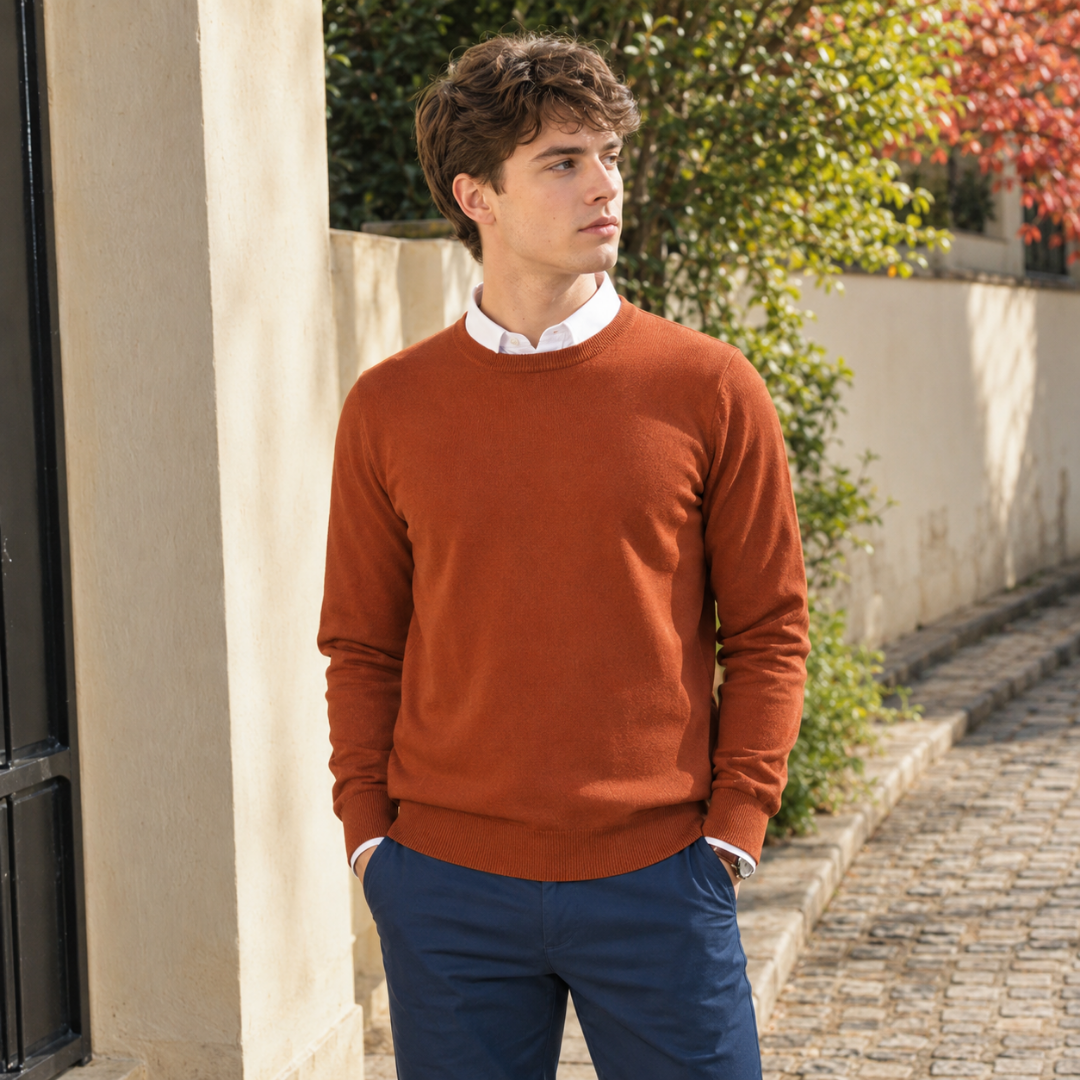 Pull homme marron cuivré à col rond, chemise blanche visible au col