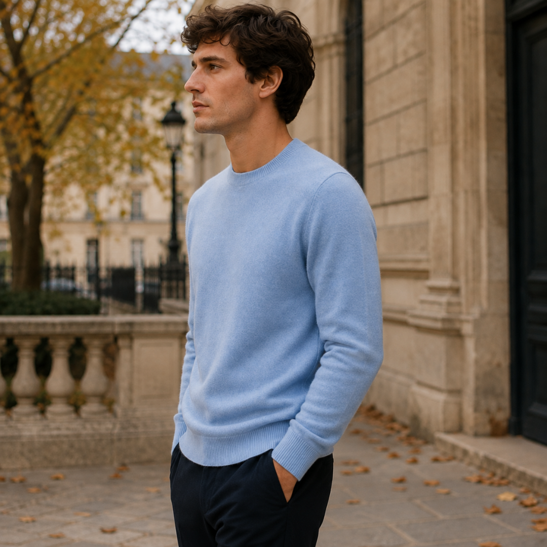 Pull homme bleu clair vu de trois quarts, manches longues et poignets côtelés