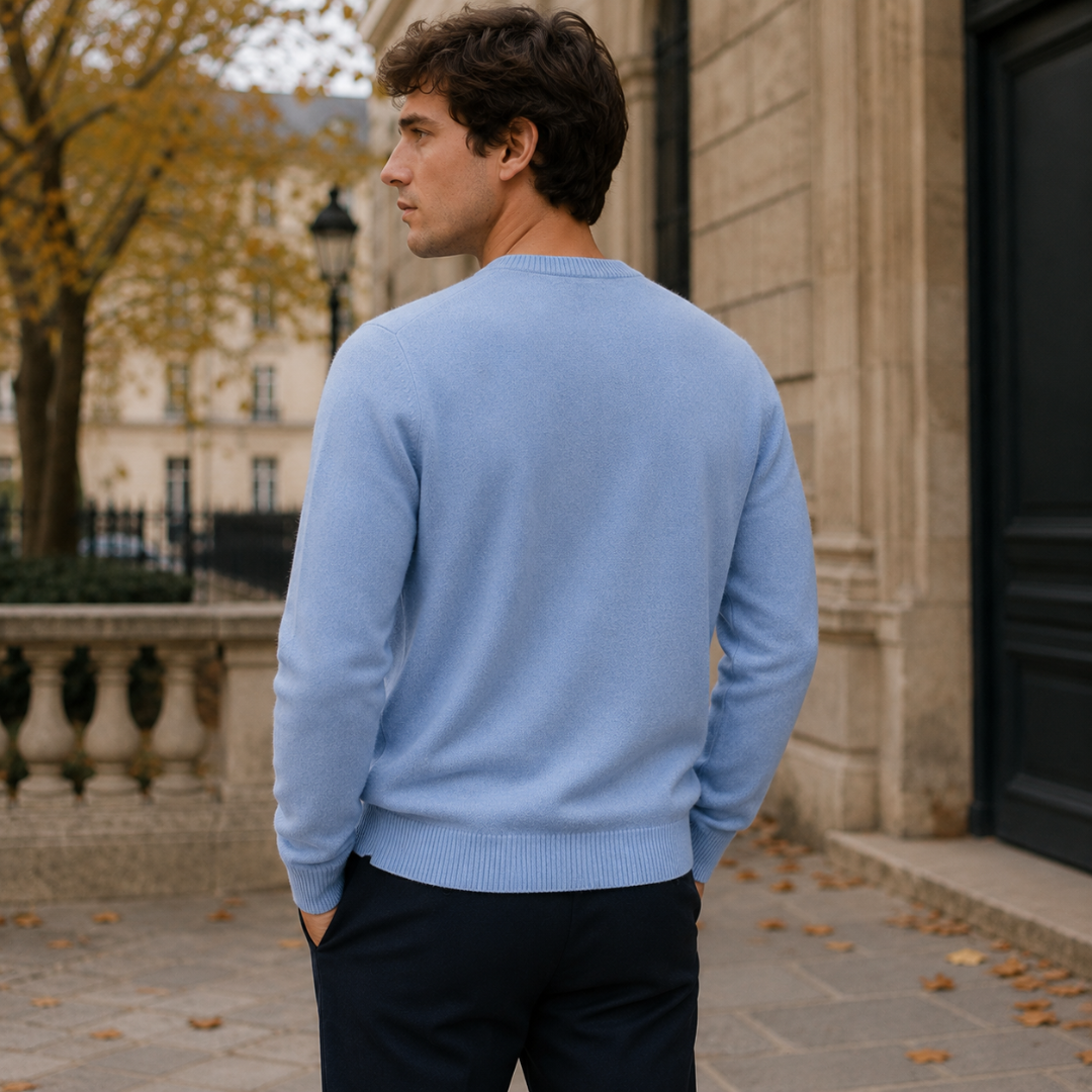 Dos d'un pull homme bleu clair montrant les épaules et le bas côtelé