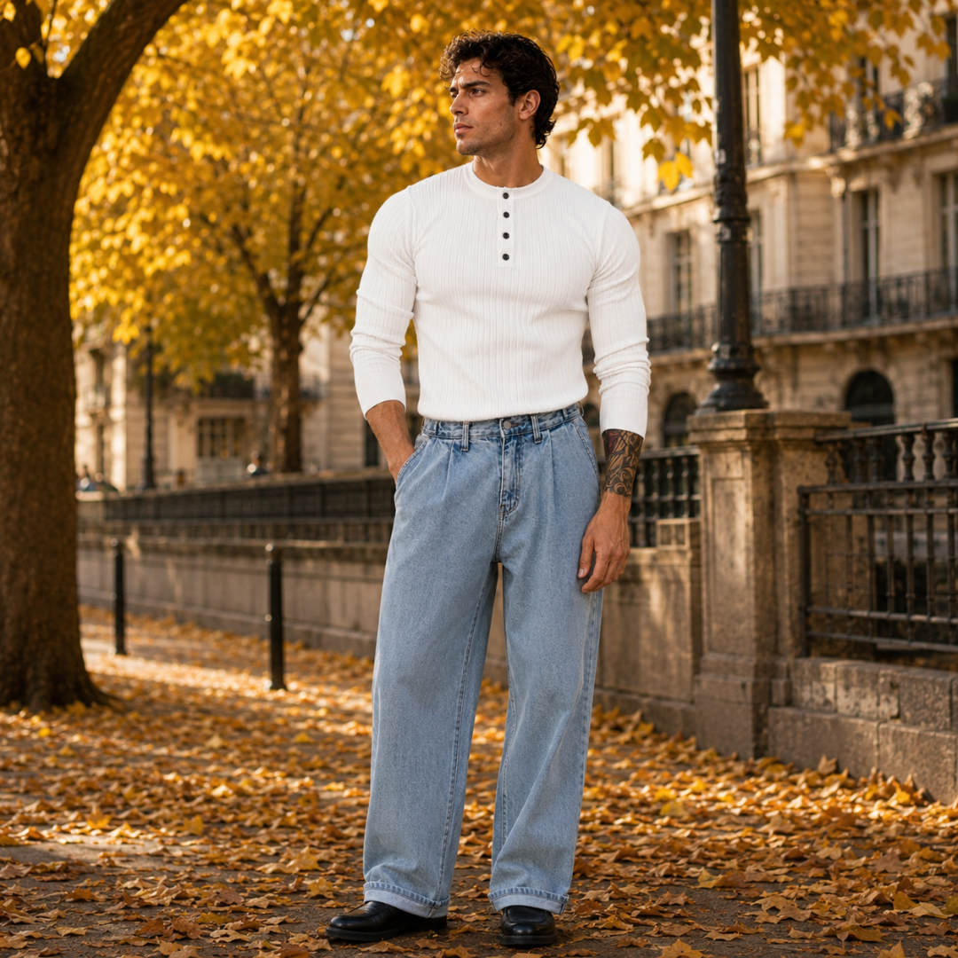Pull homme côtelé blanc à col montant, porté avec un pantalon large clair