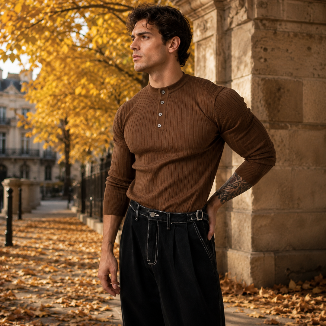 Pull homme marron en maille côtelée avec col montant et patte boutonnée claire