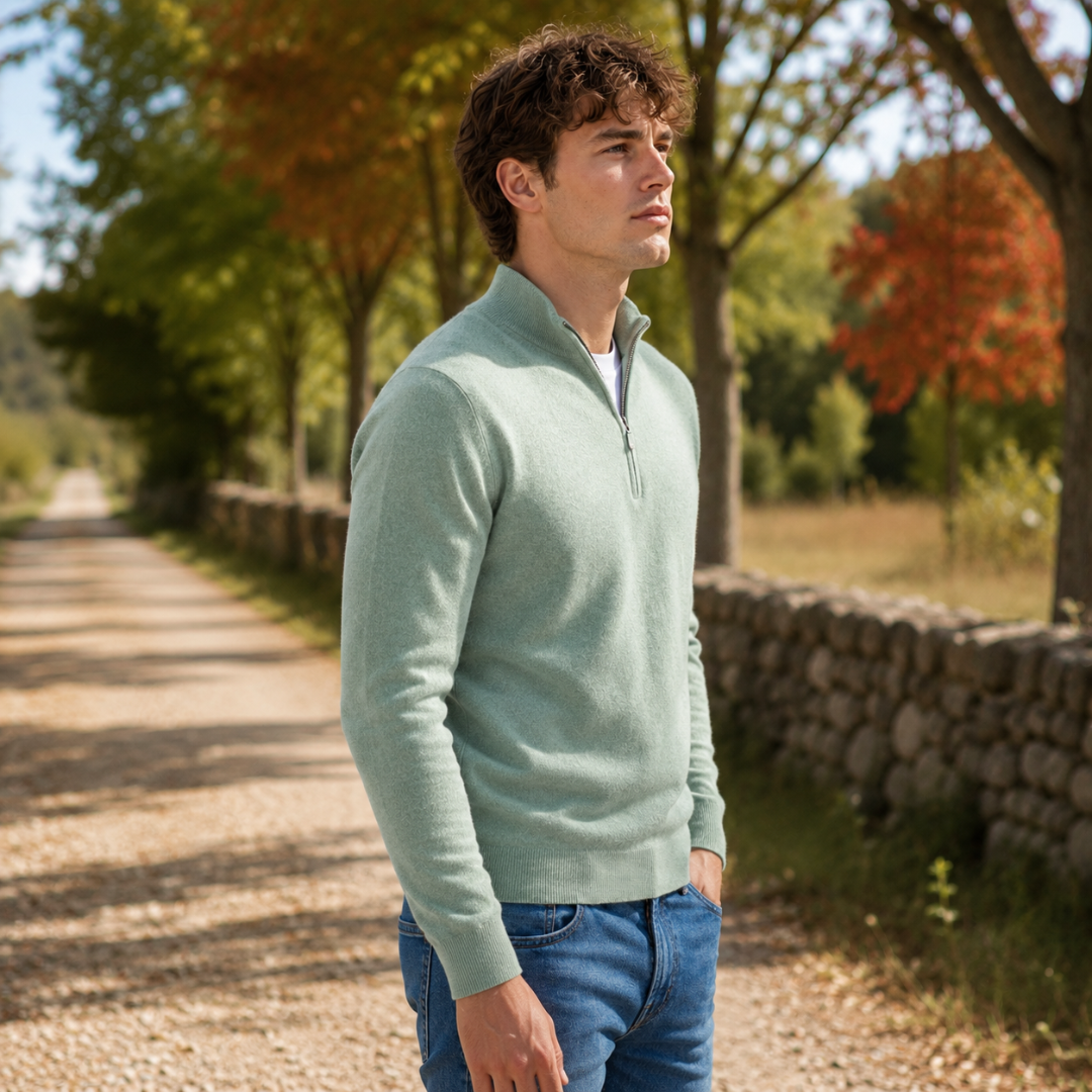 Pull homme vert à col montant et fermeture demi-zip, porté avec un pantalon bleu