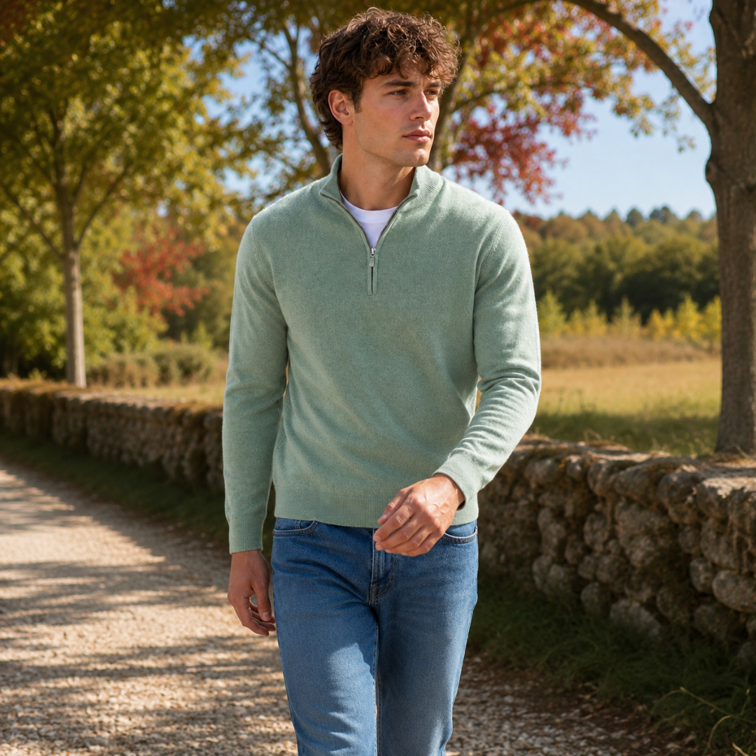 Homme en pull vert demi-zip, manches longues et bas en bords côtes