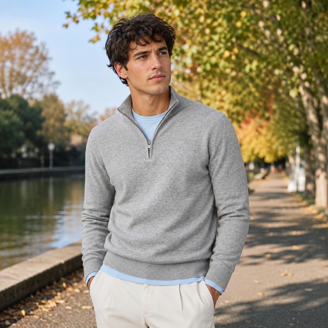 Pull homme gris clair à fermeture demi-zip et bas côtelé au bord de l'eau
