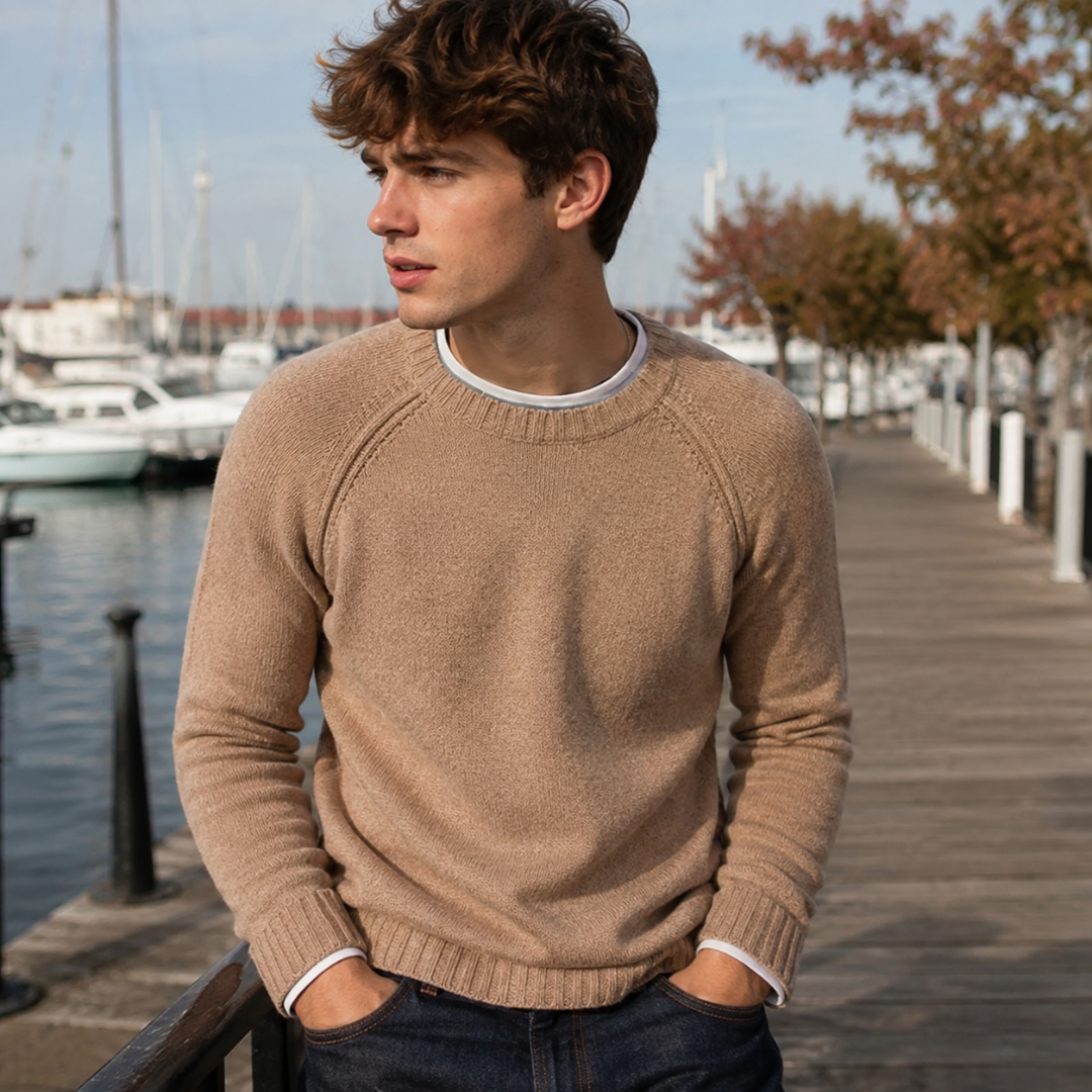 Pull homme camel en maille à col rond côtelé et bas bord-côte, vue de face