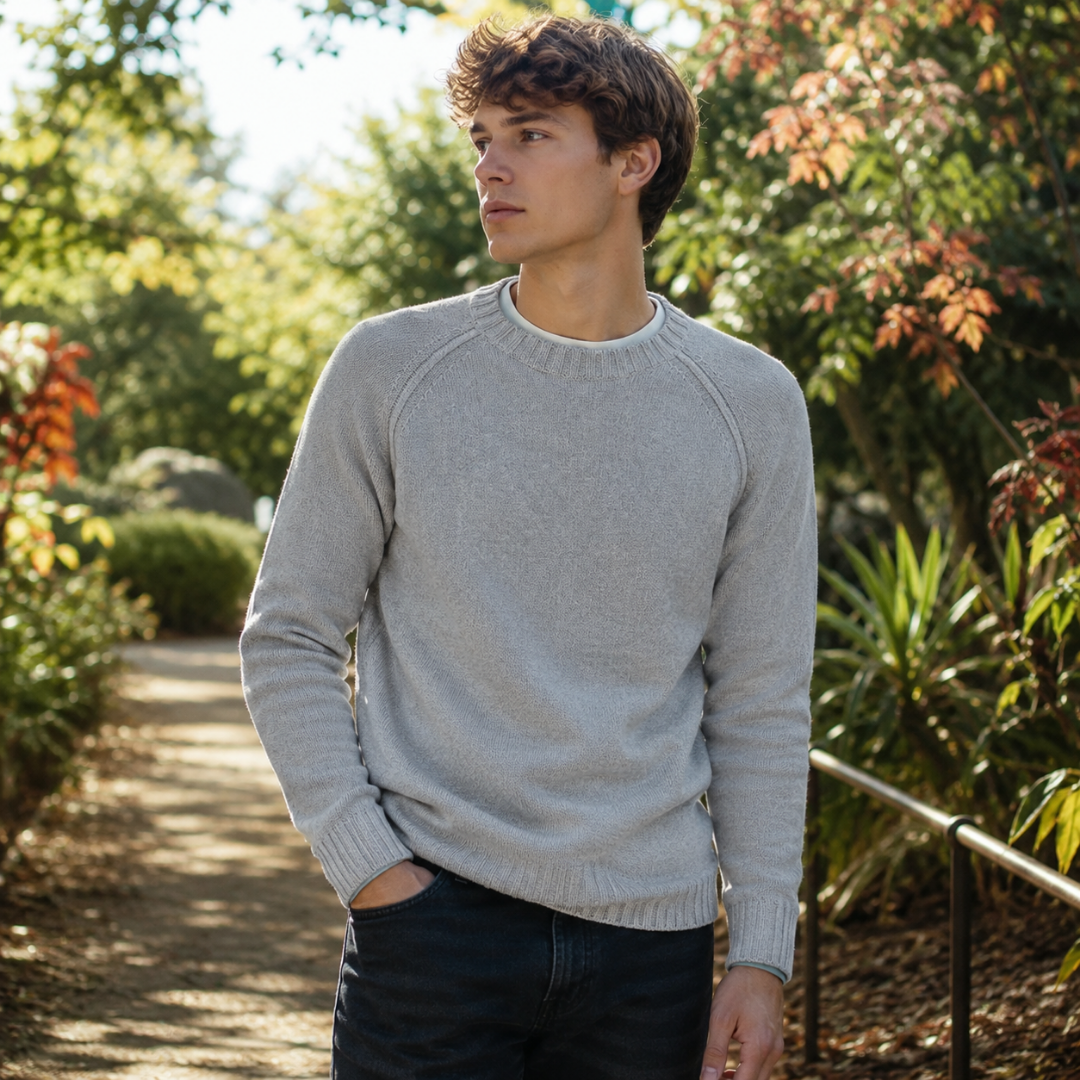 Pull homme gris clair en maille unie, col rond côtelé et poignets côtelés