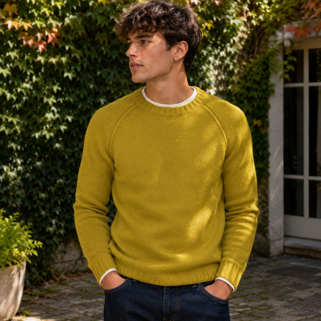 Pull homme jaune en maille unie, manches raglan et poignets côtelés visibles