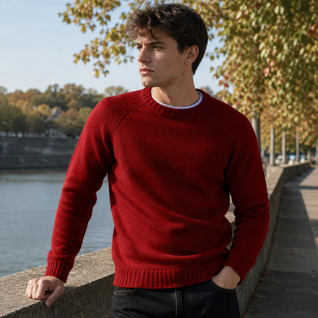 Pull homme rouge en maille à col rond côtelé et manches raglan, vue de trois quarts