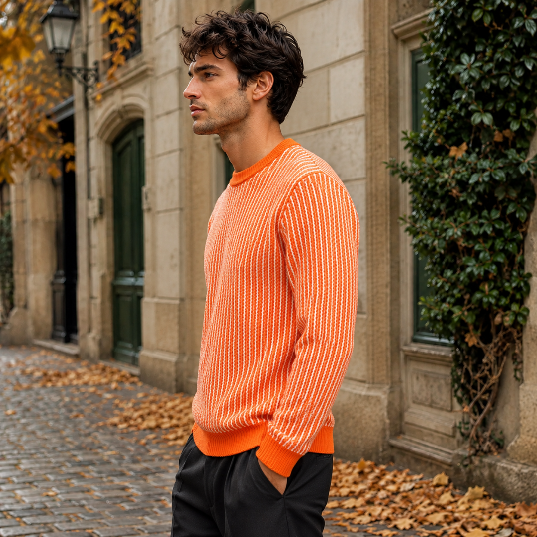 Vue de profil du pull homme orange rayé, manches longues et poignets côtelés