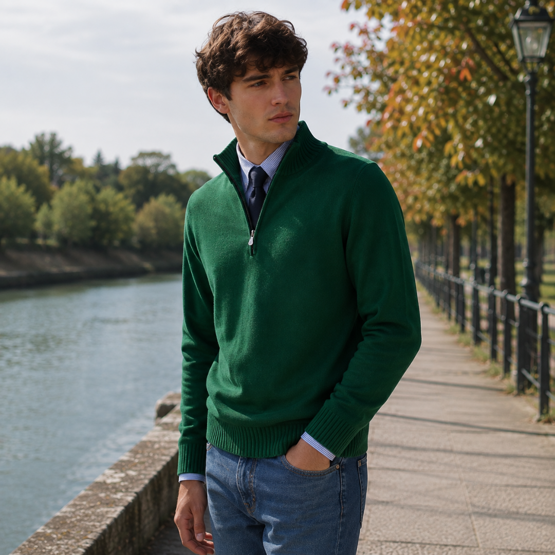 Homme en pull vert zippé, poignets côtelés et manches longues en pleine lumière