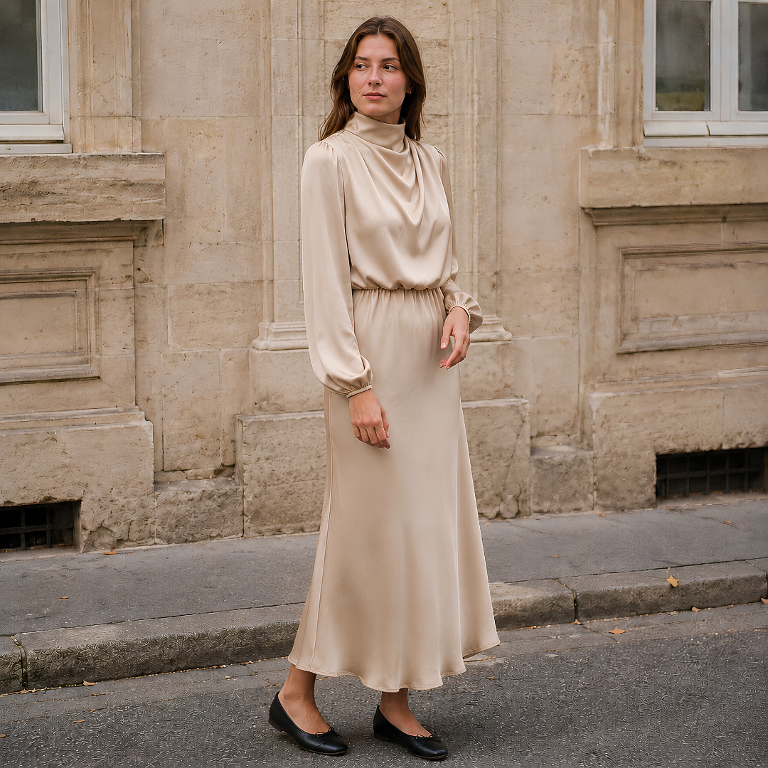 Robe longue beige à aspect satiné, col drapé et poignets froncés