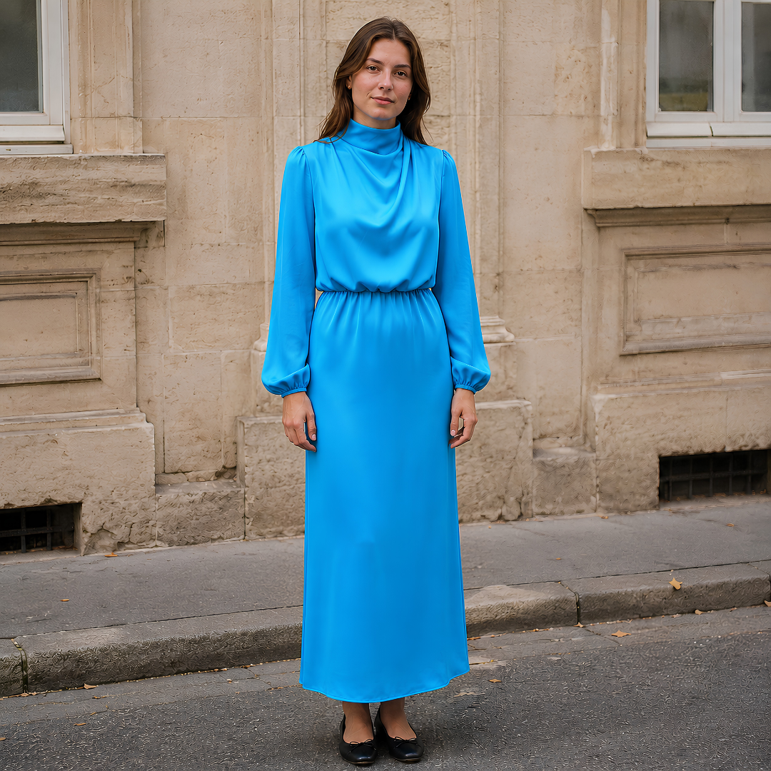 Robe longue bleue à col drapé, manches bouffantes et jupe fluide