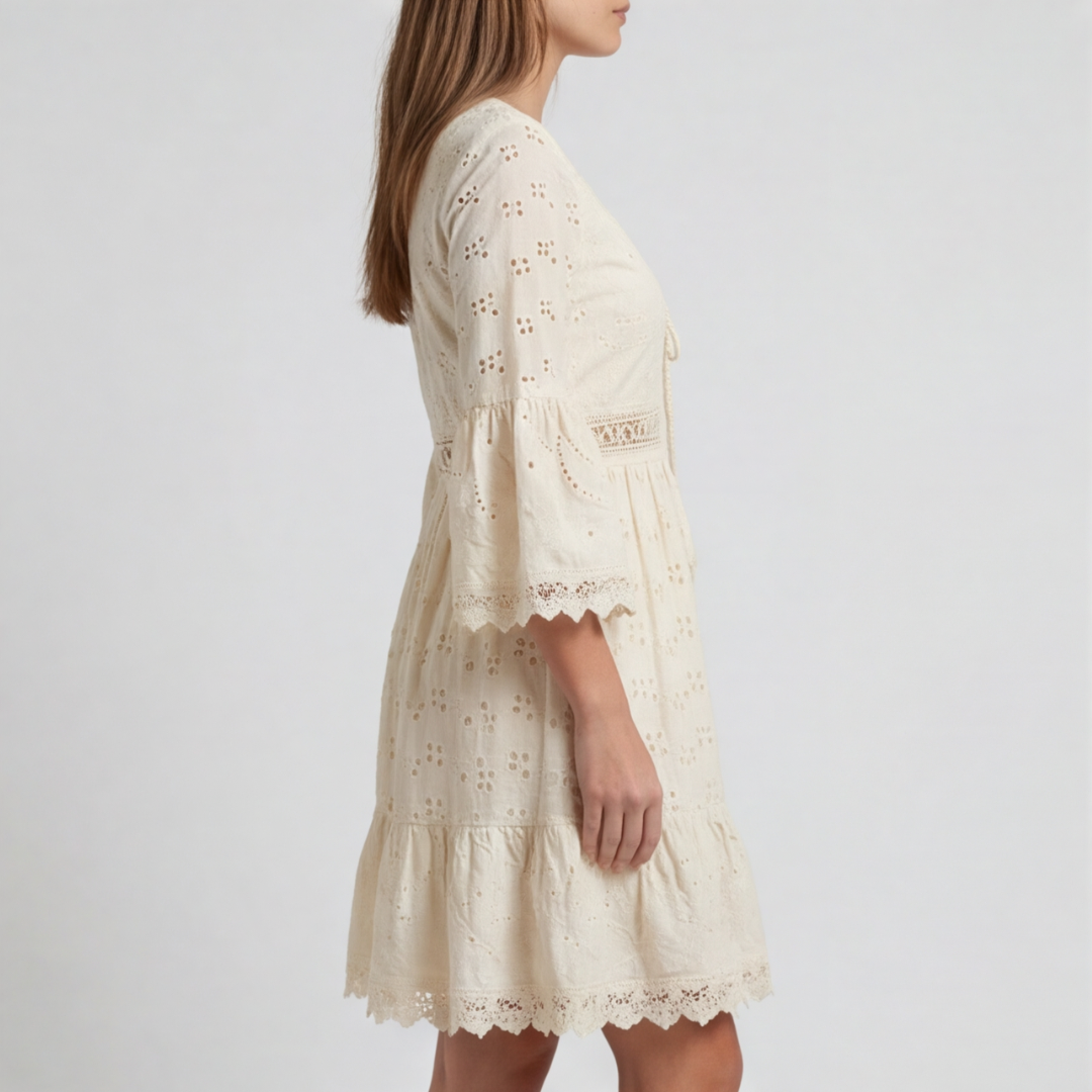 Robe Brenna beige vue de dos, manches évasées 3/4 à dentelle festonnée