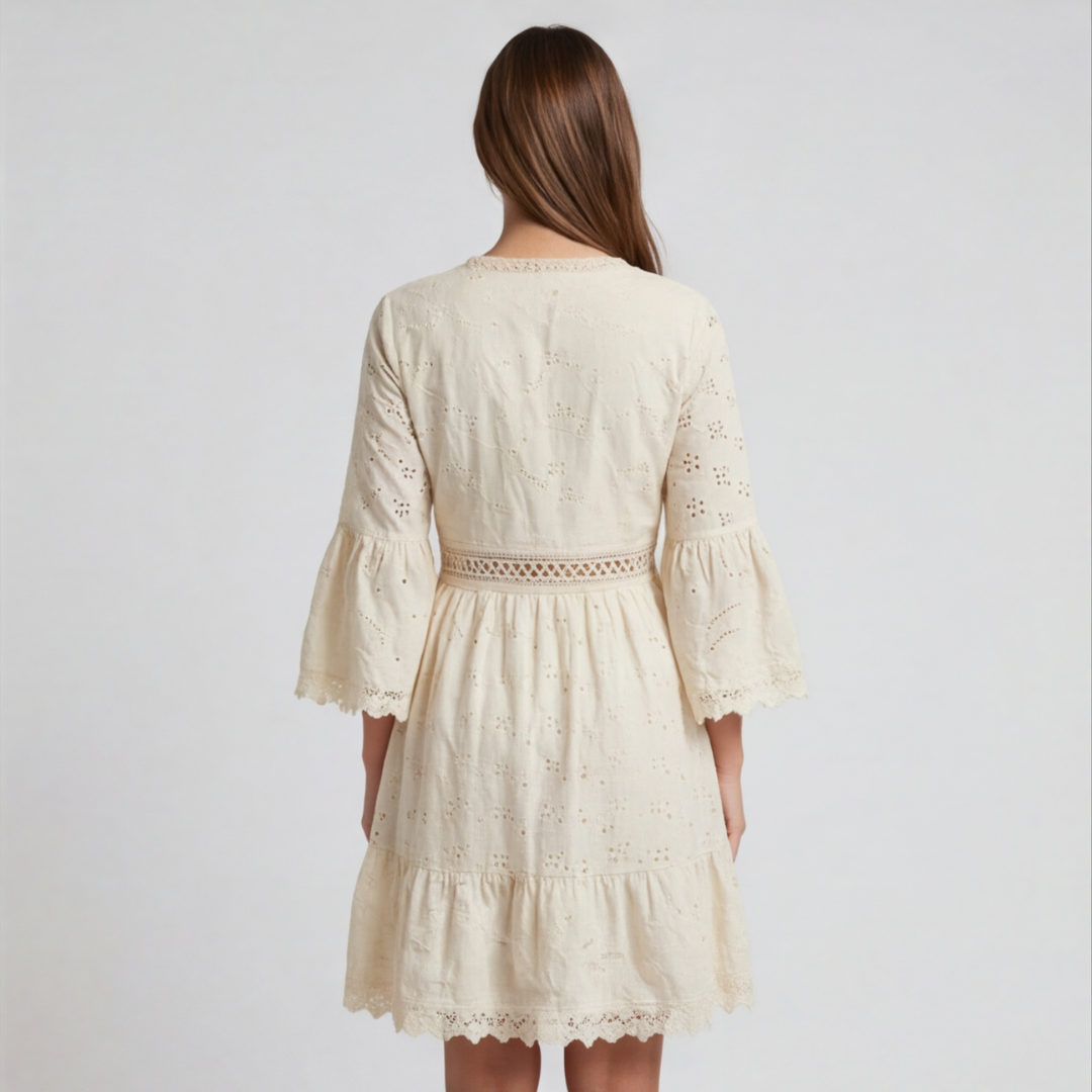 Robe courte beige broderie anglaise, vue trois quarts, détail ourlet festonné