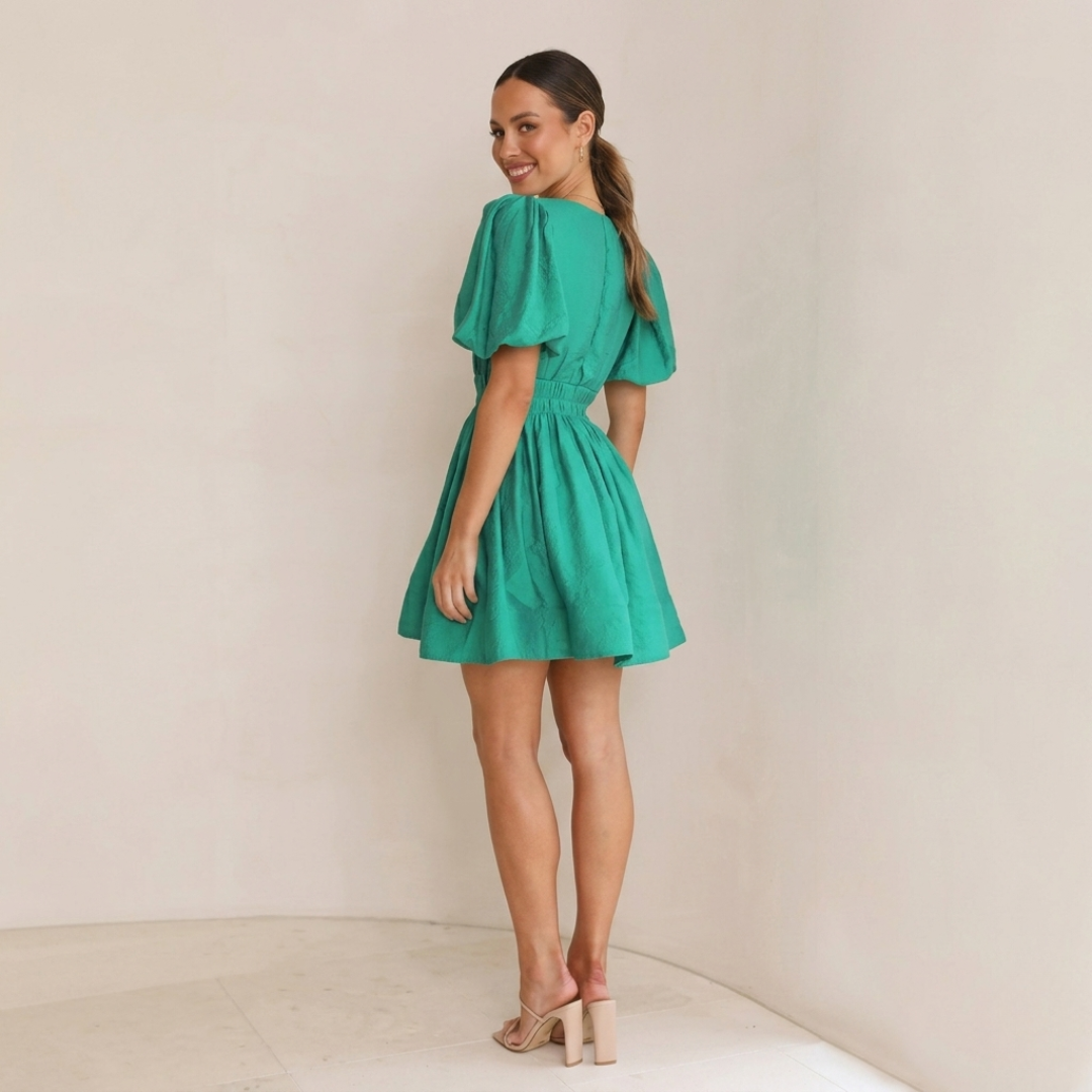 Robe verte col V plongeant vue de côté