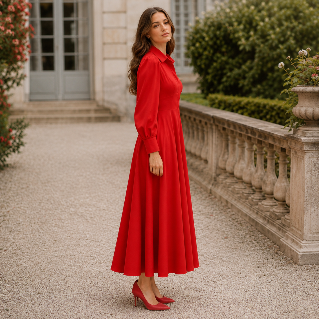 Robe longue rouge de profil, jupe évasée et manches bouffantes à poignets boutonnés