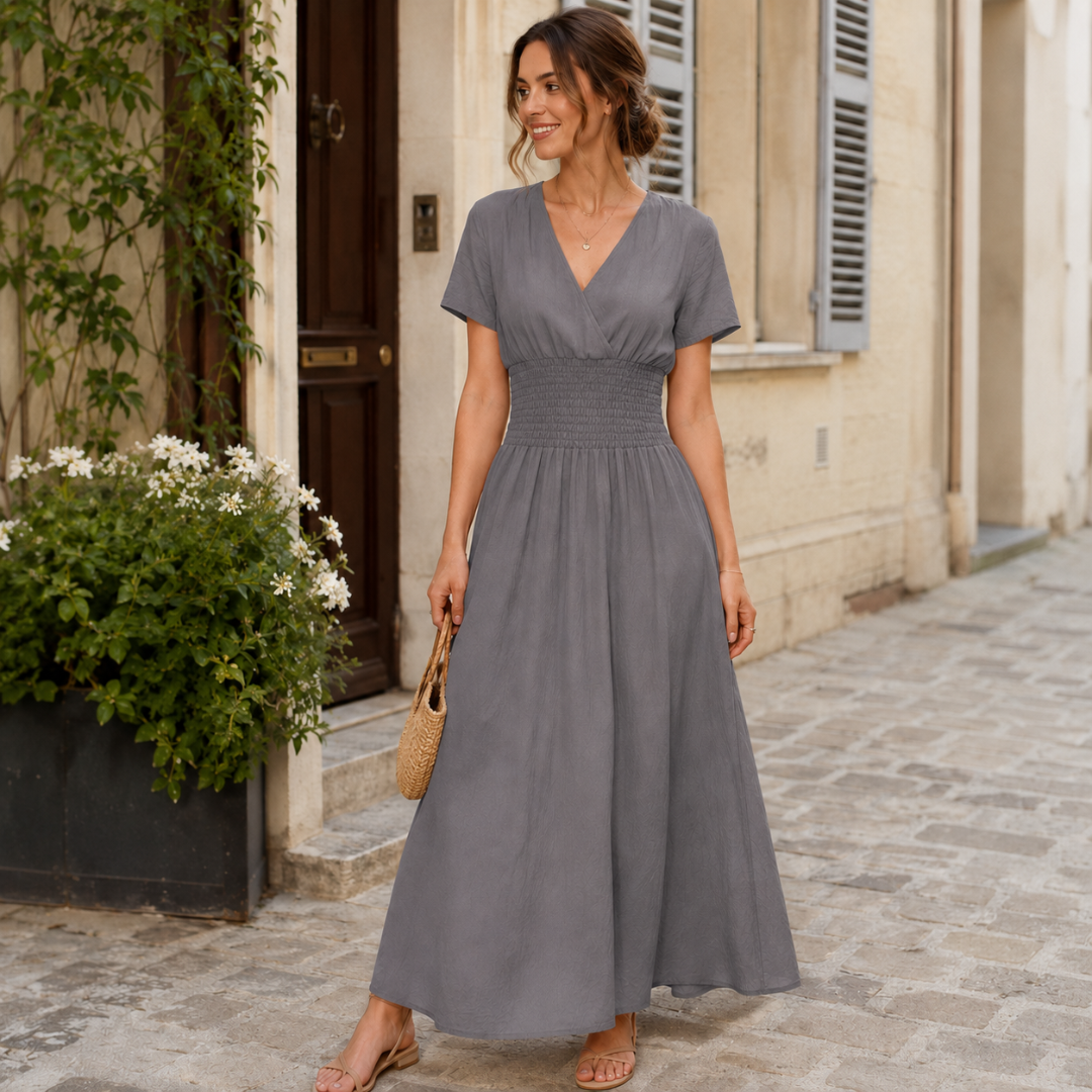 Robe longue grise cache-cœur, taille smockée marquée et manches courtes souples
