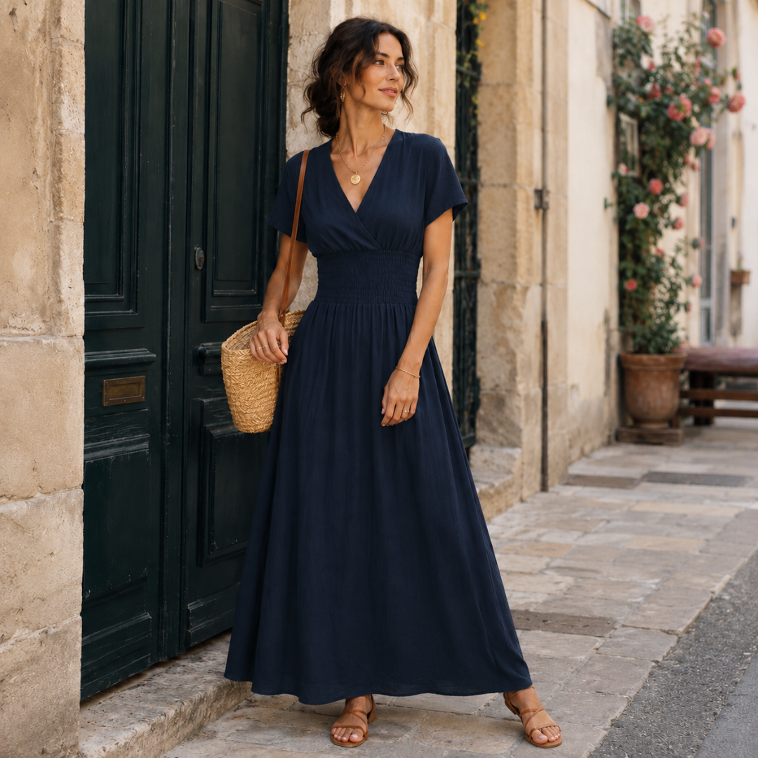 Robe longue foncée à col V cache-cœur, jupe ample et sac en paille