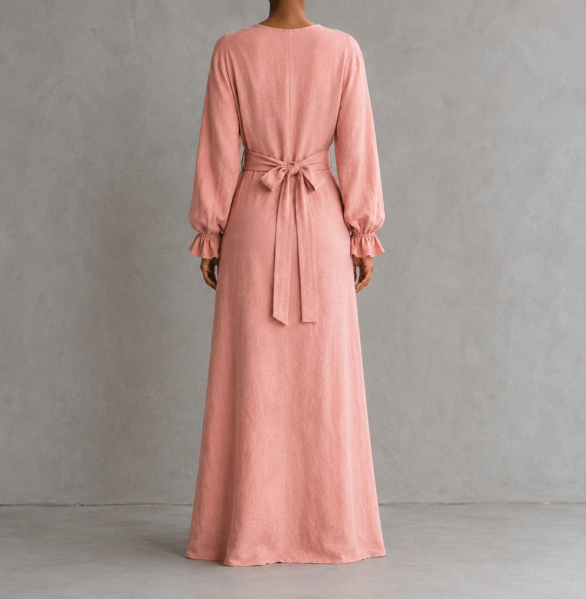 Vue de face robe longue drapée rose pâle avec fente et manches longues