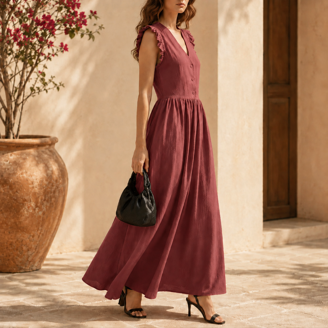 Robe longue rouge avec manches à volants, vue de profil près d'une jarre en terre cuite