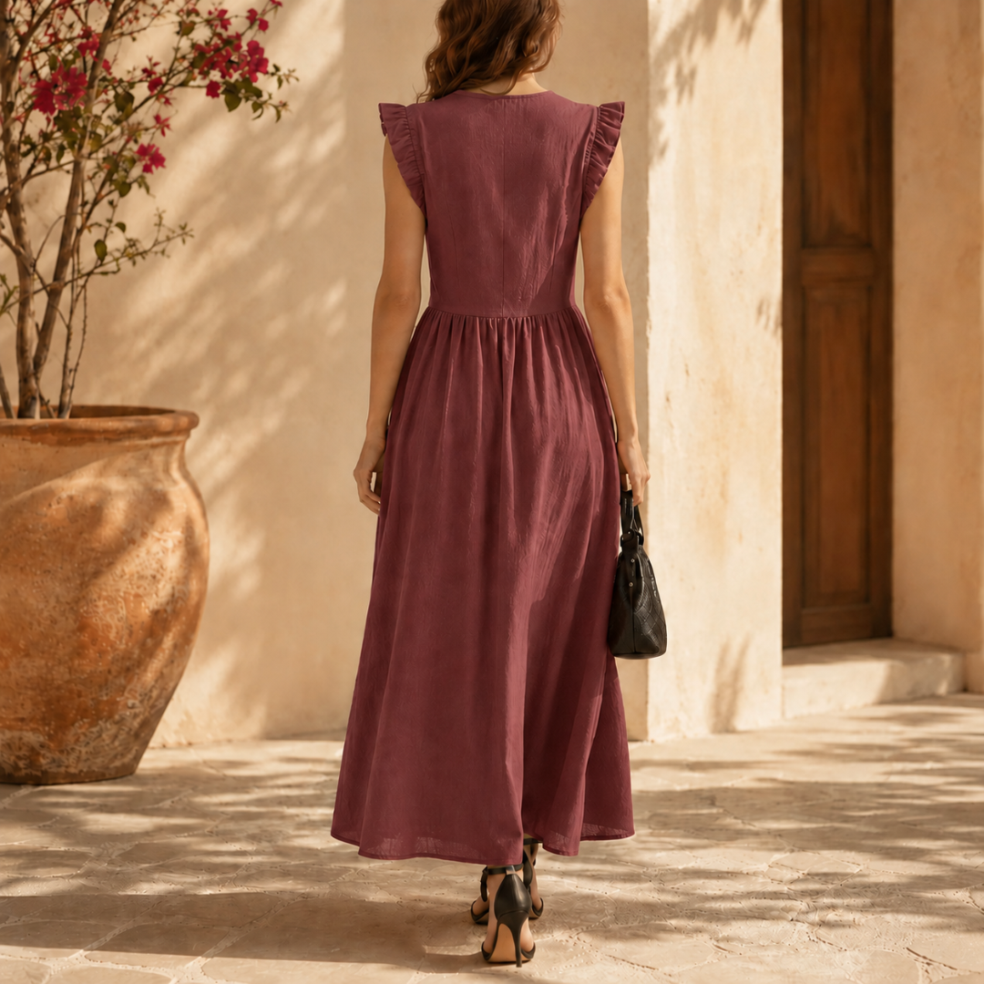 Détail de la taille boutonnée d'une robe rouge fluide, ambiance estivale méditerranéenne