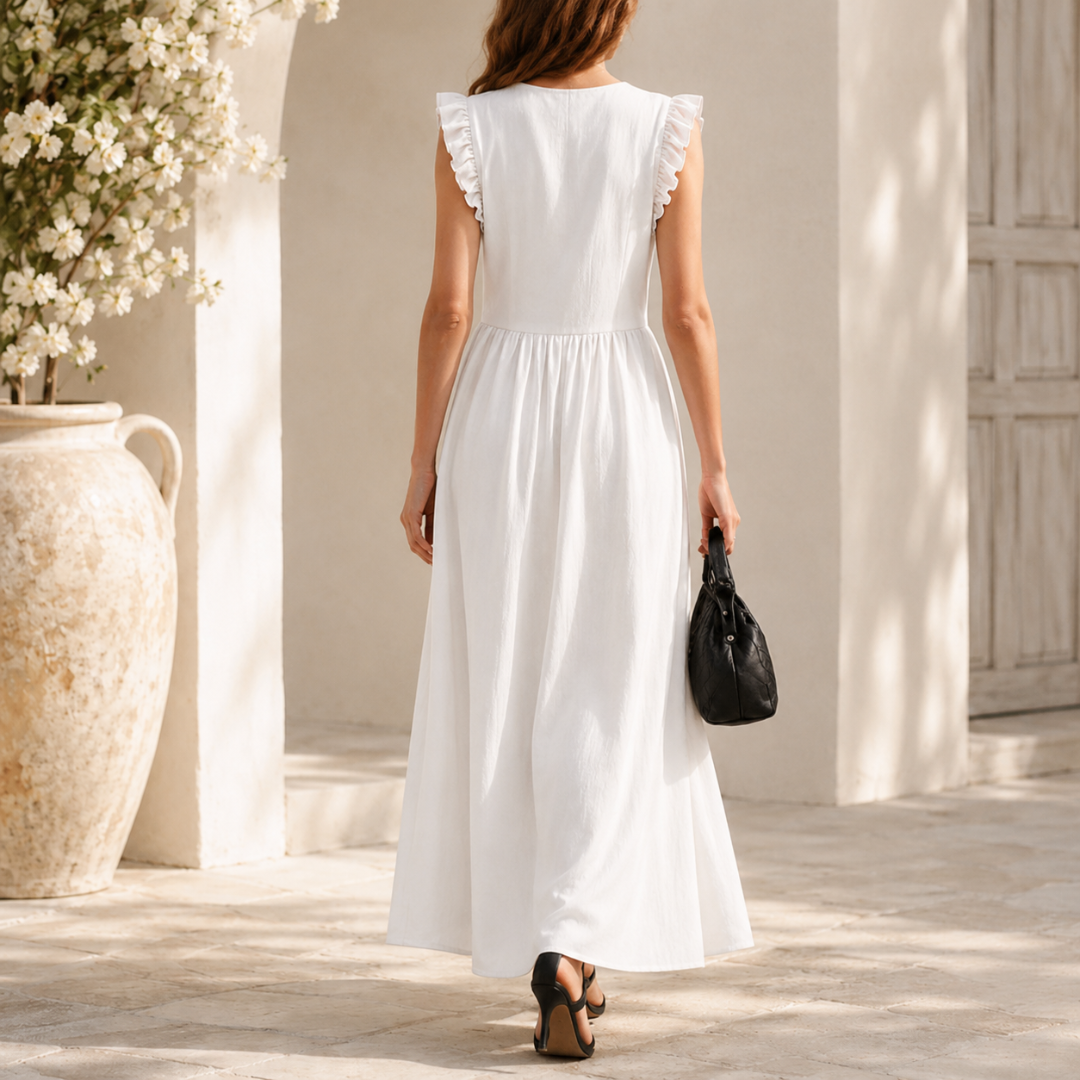 Robe longue blanche de dos mettant en valeur la coupe évasée et fluide