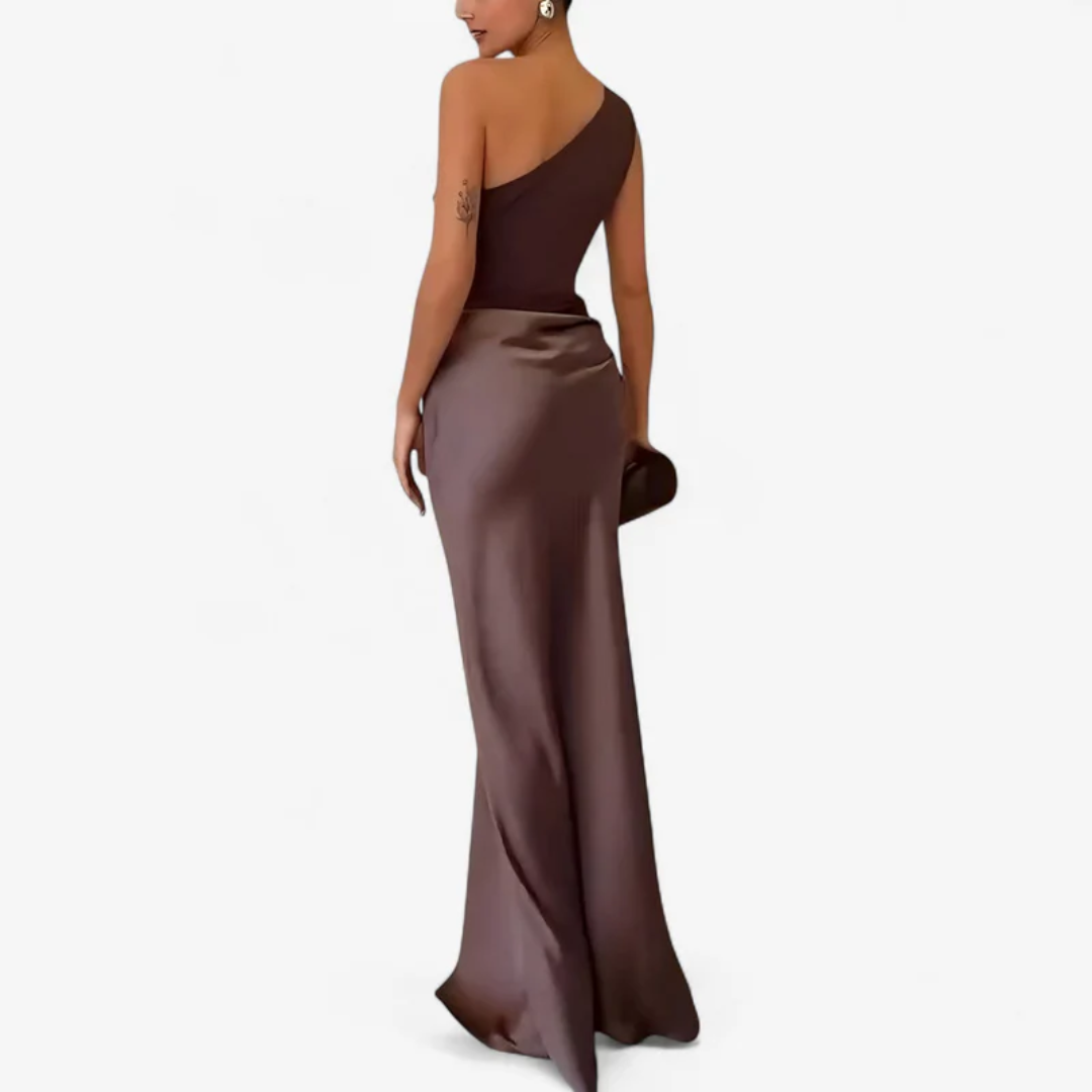 Robe Amelia brun, détail encolure asymétrique épaule unique