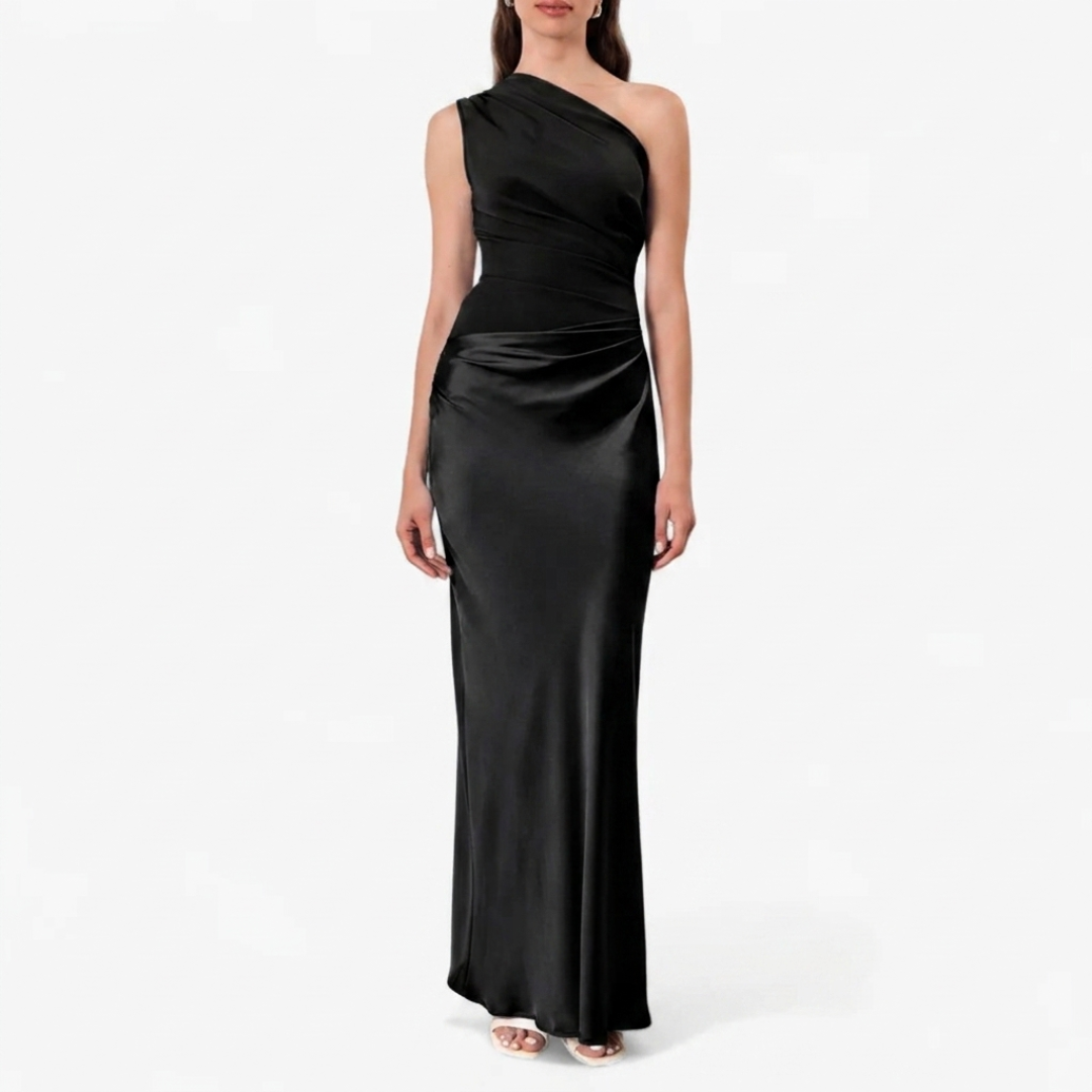 Robe Amelia noire, silhouette fourreau élégante vue de trois quarts