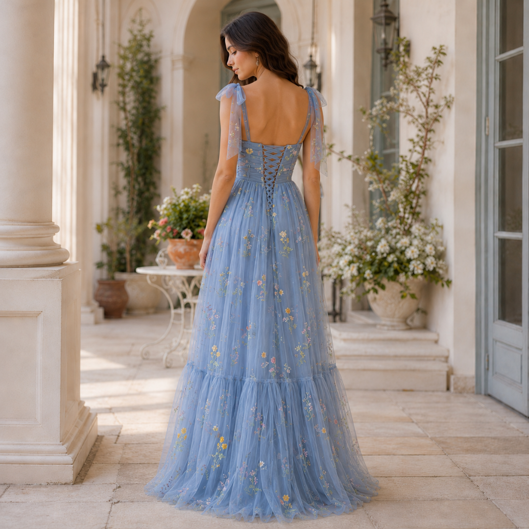 Robe longue en tulle bleu vue de dos montrant le décolleté dos ouvert et les bretelles nouées