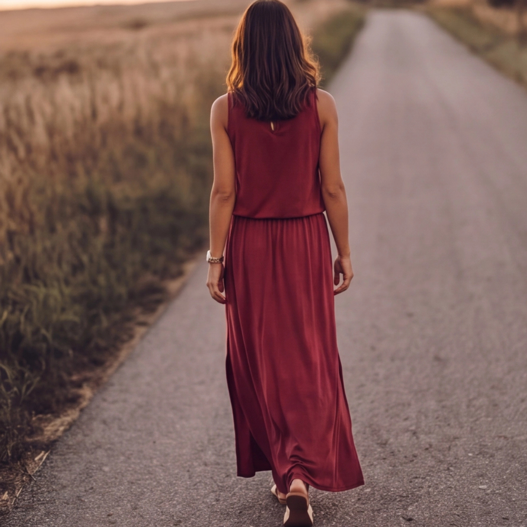 Robe maxi rouge, vue de profil mettant en valeur la longueur