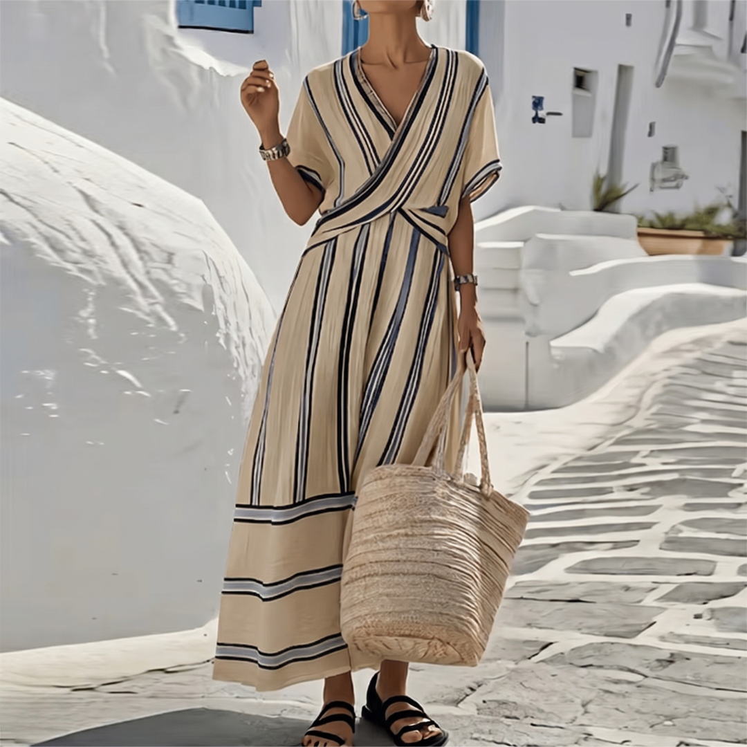 Robe maxi rayée coloris beige, coupe ample, vue de face en extérieur