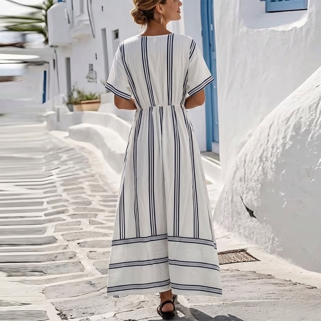 Robe fluide blanche à rayures noires, manches courtes, fond blanc architectural