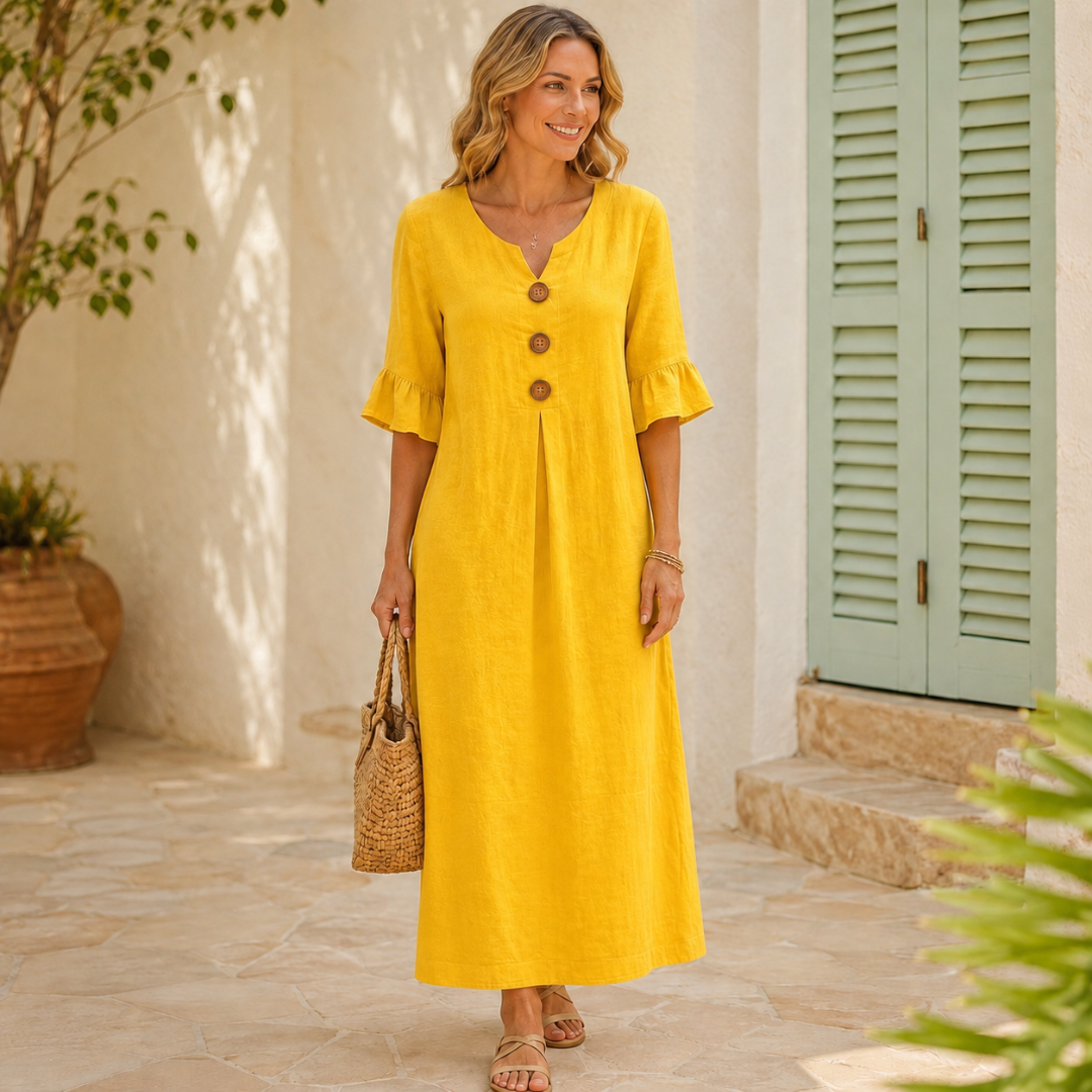 Robe maxi jaune bohème portée en extérieur près d'un escalier