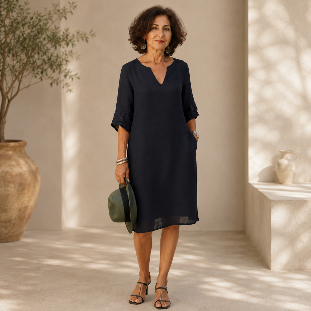 Robe femme noire à manches 3/4 et col V dans un patio