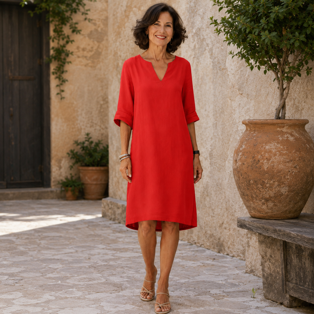 Robe femme rouge à col V et coupe droite devant un mur ancien