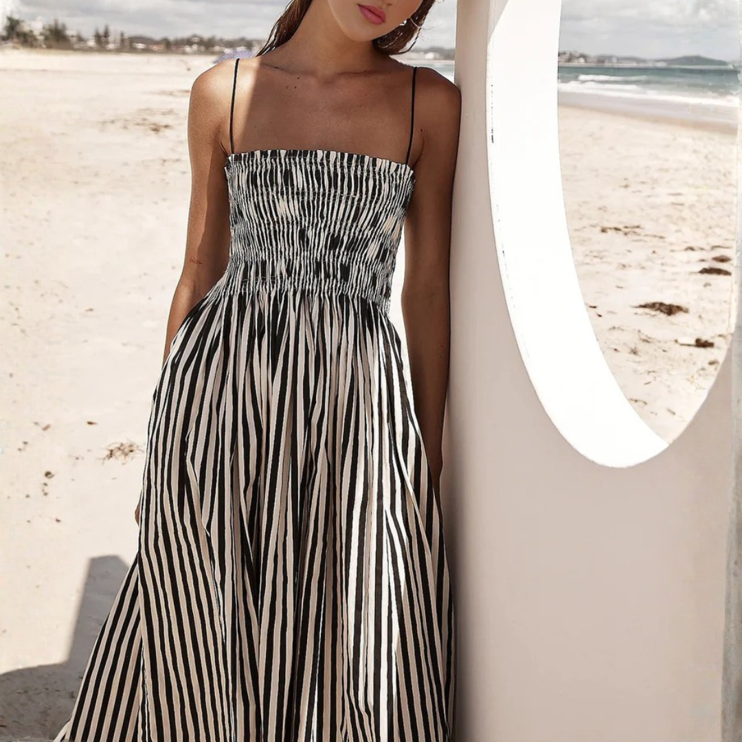 Robe midi smockée rayée noire vue de côté, jupe ample au vent
